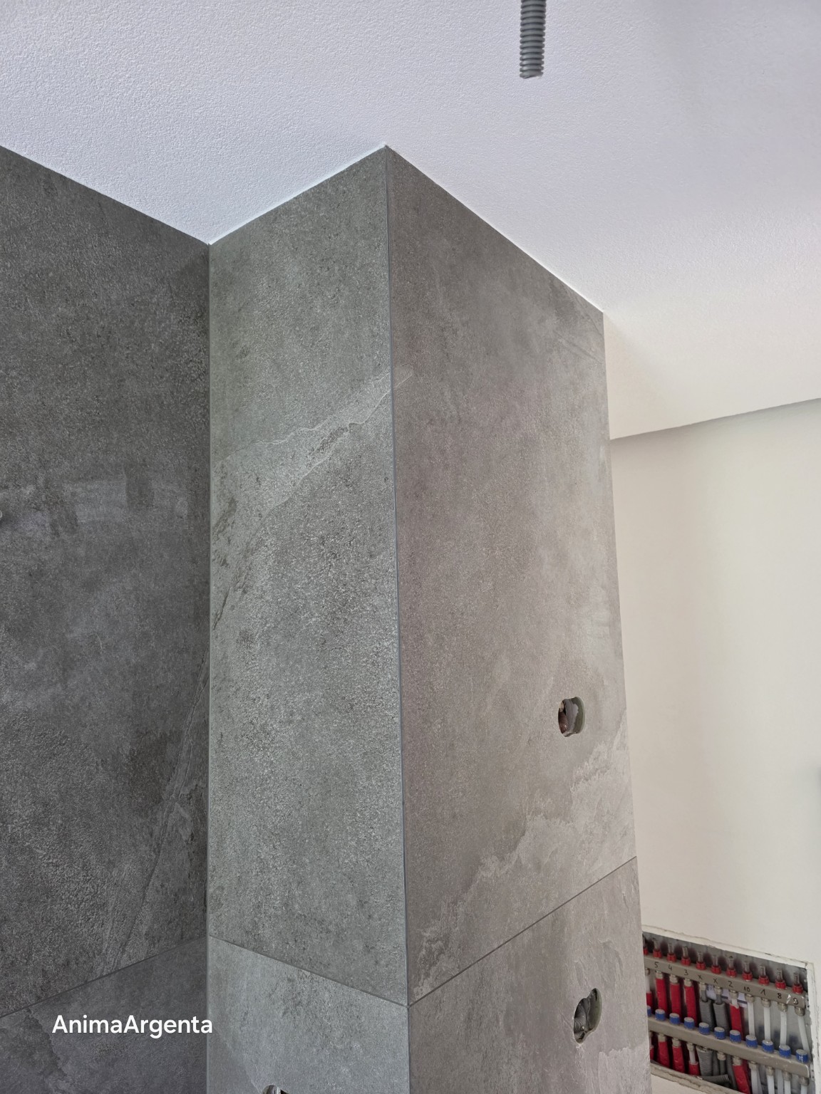Spigolo del volume doccia rivestito in gres grigio