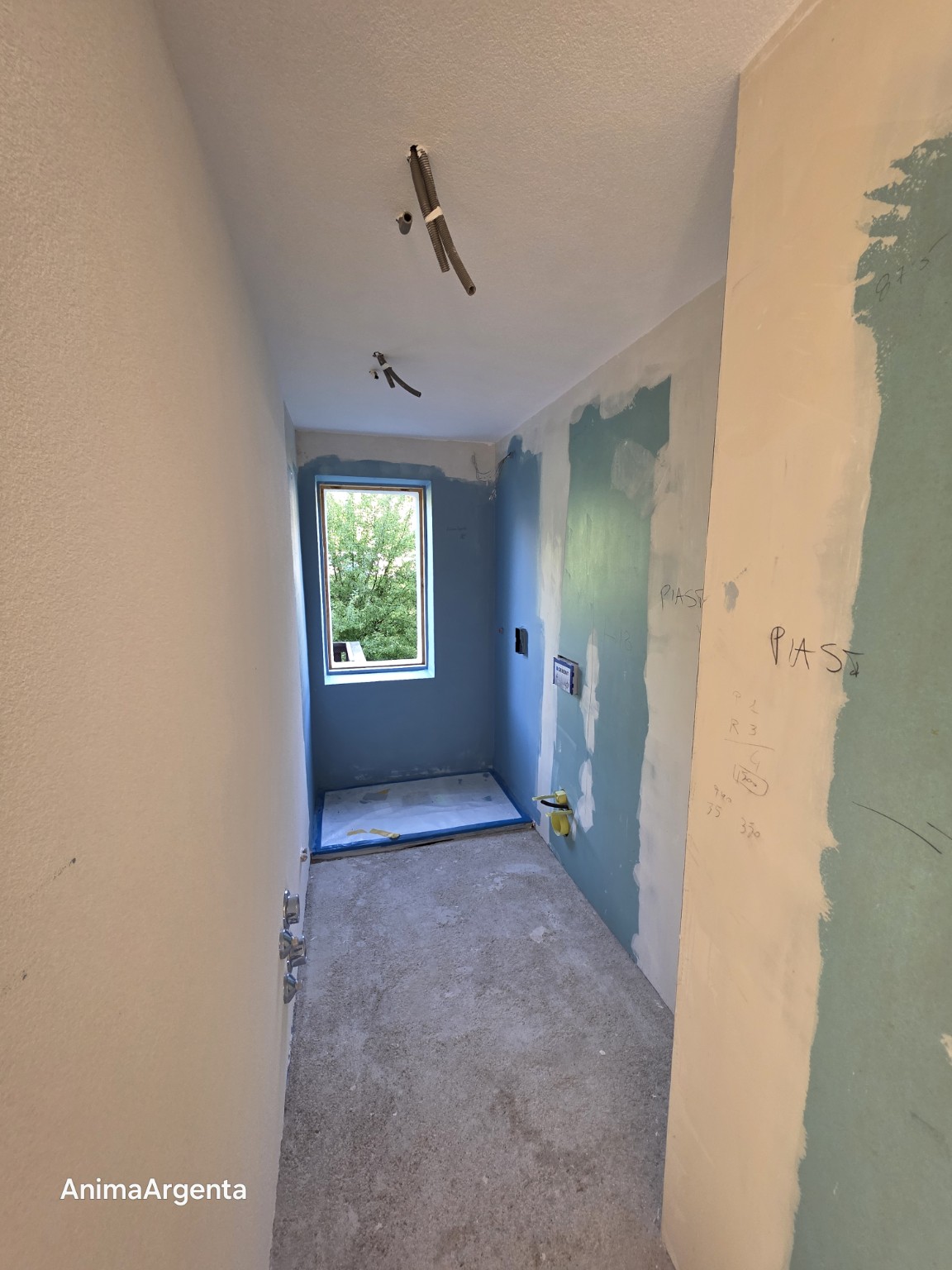 Superfici del bagno e pavimento di cantiere prima della posa