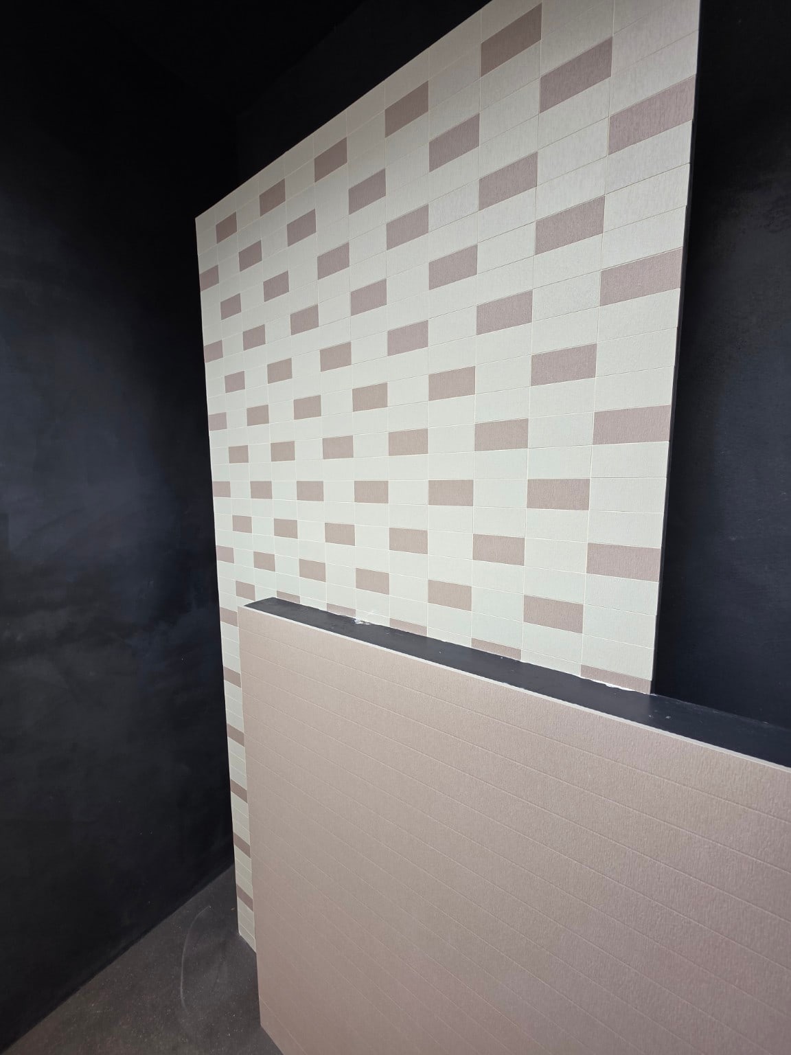 Pannello ceramico con disegno geometrico bianco e rosa e rivestimento coordinato del volume frontale